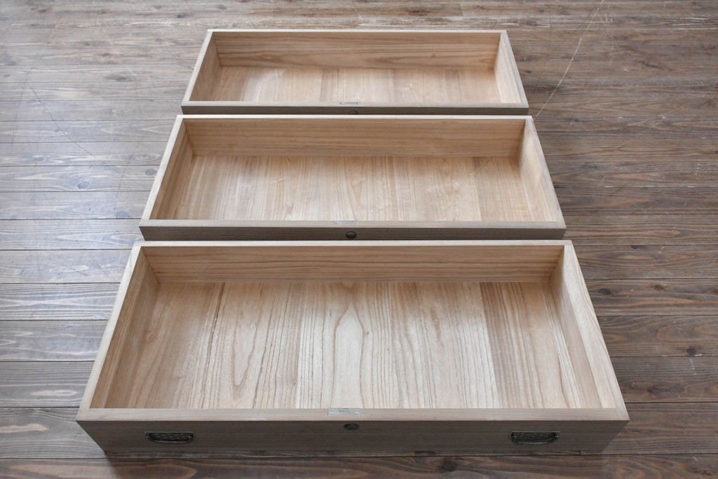 中古　伝統工芸士　田澤謙介作　引き手金具の繊細な意匠が目を惹く加茂総桐箪笥　(R-084683)