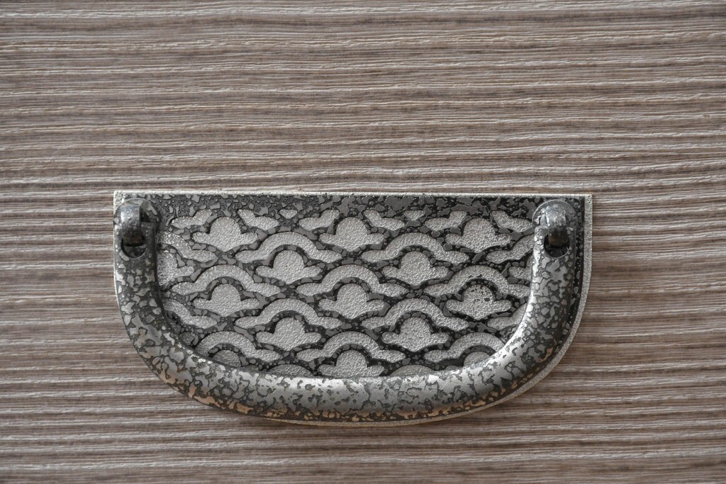 中古　伝統工芸士　田澤謙介作　引き手金具の繊細な意匠が目を惹く加茂総桐箪笥　(R-084683)