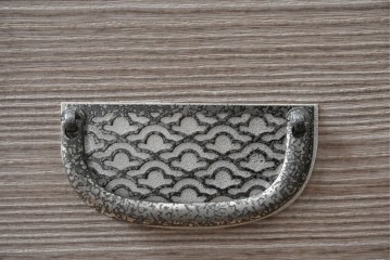 中古　伝統工芸士　田澤謙介作　引き手金具の繊細な意匠が目を惹く加茂総桐箪笥　(R-084683)