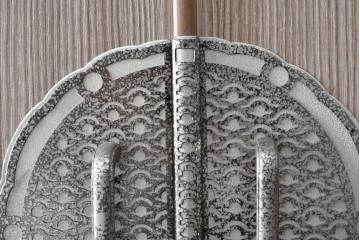 中古　伝統工芸士　田澤謙介作　引き手金具の繊細な意匠が目を惹く加茂総桐箪笥　(R-084683)