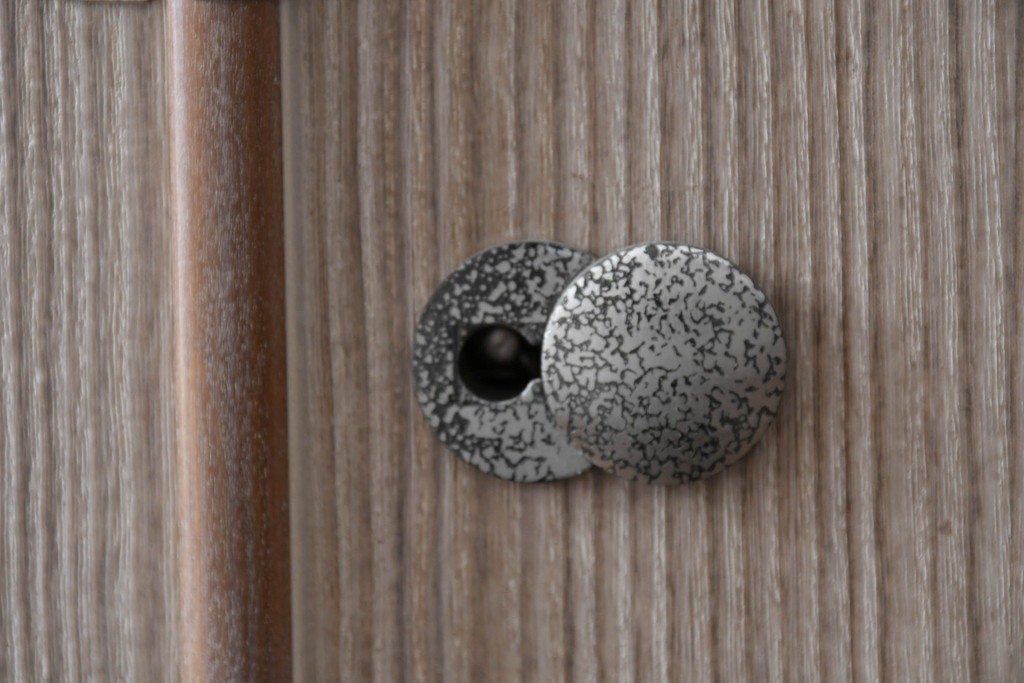 中古　伝統工芸士　田澤謙介作　引き手金具の繊細な意匠が目を惹く加茂総桐箪笥　(R-084683)