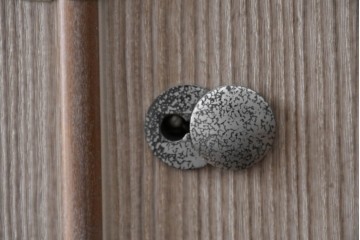 中古　伝統工芸士　田澤謙介作　引き手金具の繊細な意匠が目を惹く加茂総桐箪笥　(R-084683)