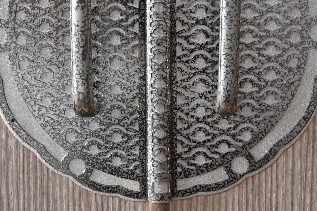 中古　伝統工芸士　田澤謙介作　引き手金具の繊細な意匠が目を惹く加茂総桐箪笥　(R-084683)