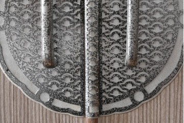 中古　伝統工芸士　田澤謙介作　引き手金具の繊細な意匠が目を惹く加茂総桐箪笥　(R-084683)