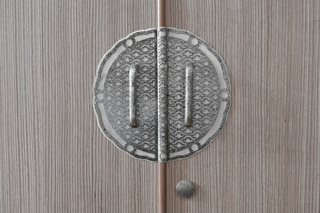 中古　伝統工芸士　田澤謙介作　引き手金具の繊細な意匠が目を惹く加茂総桐箪笥　(R-084683)