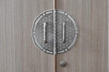 中古　伝統工芸士　田澤謙介作　引き手金具の繊細な意匠が目を惹く加茂総桐箪笥　(R-084683)