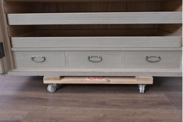 中古　伝統工芸士　田澤謙介作　引き手金具の繊細な意匠が目を惹く加茂総桐箪笥(着物箪笥)　(R-084684)