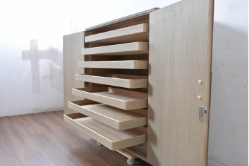 中古　伝統工芸士　田澤謙介作　引き手金具の繊細な意匠が目を惹く加茂総桐箪笥(着物箪笥)　(R-084684)