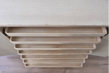 中古　伝統工芸士　田澤謙介作　引き手金具の繊細な意匠が目を惹く加茂総桐箪笥(着物箪笥)　(R-084684)