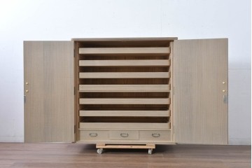 中古　伝統工芸士　田澤謙介作　引き手金具の繊細な意匠が目を惹く加茂総桐箪笥(着物箪笥)　(R-084684)