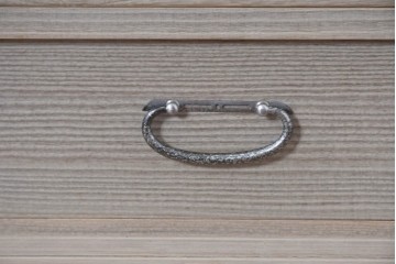 中古　伝統工芸士　田澤謙介作　引き手金具の繊細な意匠が目を惹く加茂総桐箪笥(着物箪笥)　(R-084684)