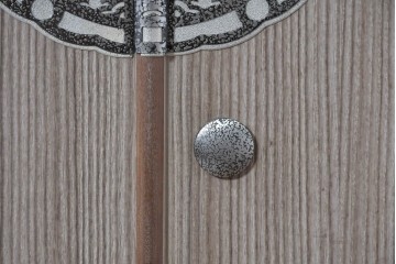 中古　伝統工芸士　田澤謙介作　引き手金具の繊細な意匠が目を惹く加茂総桐箪笥(着物箪笥)　(R-084684)