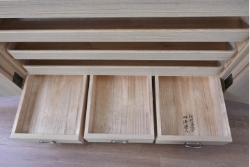 中古　伝統工芸士　田澤謙介作　引き手金具の繊細な意匠が目を惹く加茂総桐箪笥(着物箪笥)　(R-084684)