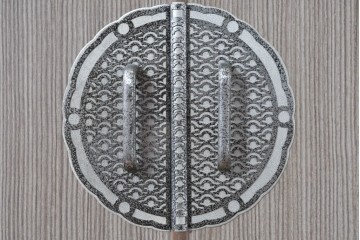 中古　伝統工芸士　田澤謙介作　引き手金具の繊細な意匠が目を惹く加茂総桐箪笥(着物箪笥)　(R-084684)