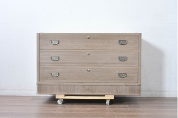 中古　伝統工芸士　田澤謙介作　引き手金具の繊細な意匠が目を惹く加茂総桐箪笥サイドボード(衣装箪笥)　(R-084685)