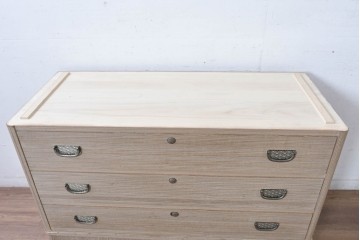 中古　伝統工芸士　田澤謙介作　引き手金具の繊細な意匠が目を惹く加茂総桐箪笥サイドボード(衣装箪笥)　(R-084685)