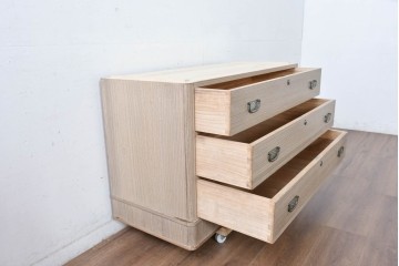 中古　伝統工芸士　田澤謙介作　引き手金具の繊細な意匠が目を惹く加茂総桐箪笥サイドボード(衣装箪笥)　(R-084685)