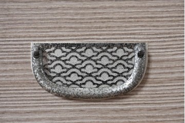 中古　伝統工芸士　田澤謙介作　引き手金具の繊細な意匠が目を惹く加茂総桐箪笥サイドボード(衣装箪笥)　(R-084685)