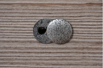 中古　伝統工芸士　田澤謙介作　引き手金具の繊細な意匠が目を惹く加茂総桐箪笥サイドボード(衣装箪笥)　(R-084685)