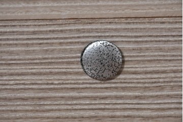 中古　伝統工芸士　田澤謙介作　引き手金具の繊細な意匠が目を惹く加茂総桐箪笥サイドボード(衣装箪笥)　(R-084685)