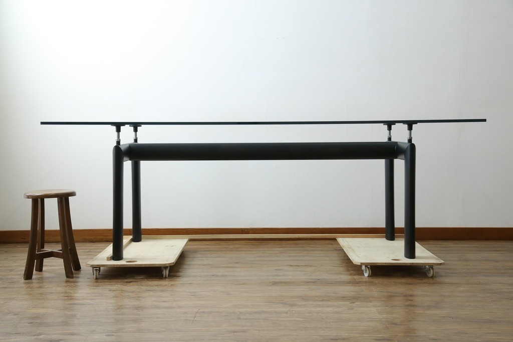 中古　美品　Cassina(カッシーナ)　LC6　スタイリッシュなダイニングテーブル　定価約110万円　(R-084687)