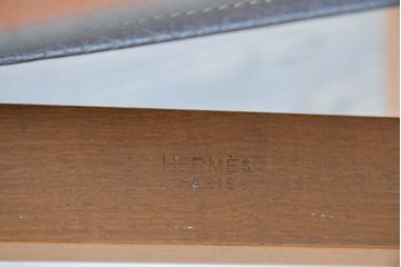 中古　フランス　HERMES(エルメス)　PIPPAシリーズ　本革　木の温もりでレザーのしなやかさを楽しむフォールディングチェア(folding armchair、折りたたみ式チェア、折り畳み、アームチェア、椅子、イス)(現行定価約350万円)(R-084688)