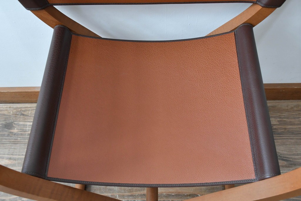中古　フランス　HERMES(エルメス)　PIPPAシリーズ　木の温もりでレザーのしなやかさを楽しむフォールディングチェア　現行定価約350万円相当　(R-084688)