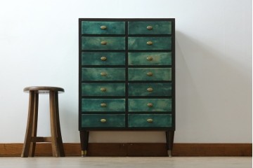 イタリアヴィンテージ　高級家具　希少モデル!!　アルド・トゥーラ(ALDO TURA)　仔山羊革張り　引き出し14杯　グリーンカラーが印象的なサイドチェスト　(R-084689)