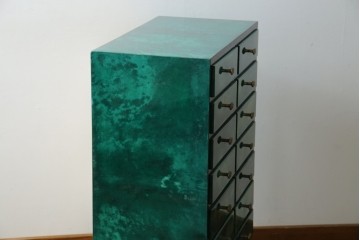 イタリアヴィンテージ　高級家具　希少モデル!!　アルド・トゥーラ(ALDO TURA)　仔山羊革張り　引き出し14杯　グリーンカラーが印象的なサイドチェスト　(R-084689)