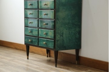 イタリアヴィンテージ　高級家具　希少モデル!!　アルド・トゥーラ(ALDO TURA)　仔山羊革張り　引き出し14杯　グリーンカラーが印象的なサイドチェスト　(R-084689)