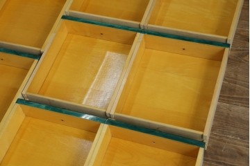 イタリアヴィンテージ　高級家具　希少モデル!!　アルド・トゥーラ(ALDO TURA)　仔山羊革張り　引き出し14杯　グリーンカラーが印象的なサイドチェスト　(R-084689)