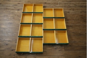 イタリアヴィンテージ　高級家具　希少モデル!!　アルド・トゥーラ(ALDO TURA)　仔山羊革張り　引き出し14杯　グリーンカラーが印象的なサイドチェスト　(R-084689)