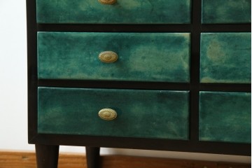 イタリアヴィンテージ　高級家具　希少モデル!!　アルド・トゥーラ(ALDO TURA)　仔山羊革張り　引き出し14杯　グリーンカラーが印象的なサイドチェスト　(R-084689)