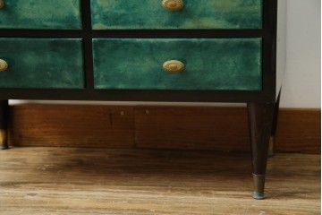 イタリアヴィンテージ　高級家具　希少モデル!!　アルド・トゥーラ(ALDO TURA)　仔山羊革張り　引き出し14杯　グリーンカラーが印象的なサイドチェスト　(R-084689)