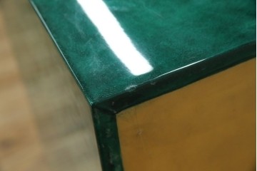 イタリアヴィンテージ　高級家具　希少モデル!!　アルド・トゥーラ(ALDO TURA)　仔山羊革張り　引き出し14杯　グリーンカラーが印象的なサイドチェスト　(R-084689)