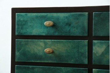 イタリアヴィンテージ　高級家具　希少モデル!!　アルド・トゥーラ(ALDO TURA)　仔山羊革張り　引き出し14杯　グリーンカラーが印象的なサイドチェスト　(R-084689)