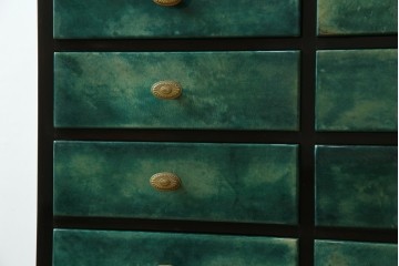 イタリアヴィンテージ　高級家具　希少モデル!!　アルド・トゥーラ(ALDO TURA)　仔山羊革張り　引き出し14杯　グリーンカラーが印象的なサイドチェスト　(R-084689)