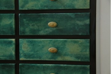 イタリアヴィンテージ　高級家具　希少モデル!!　アルド・トゥーラ(ALDO TURA)　仔山羊革張り　引き出し14杯　グリーンカラーが印象的なサイドチェスト　(R-084689)