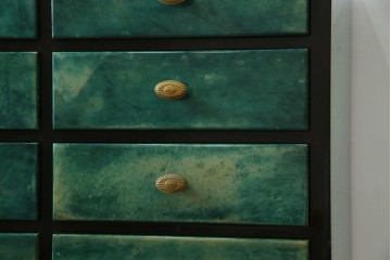 イタリアヴィンテージ　高級家具　希少モデル!!　アルド・トゥーラ(ALDO TURA)　仔山羊革張り　引き出し14杯　グリーンカラーが印象的なサイドチェスト　(R-084689)