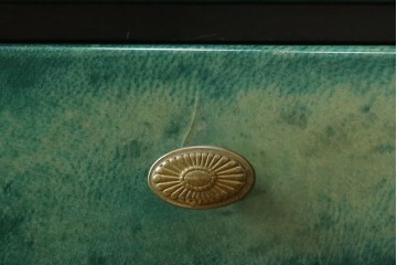 イタリアヴィンテージ　高級家具　希少モデル!!　アルド・トゥーラ(ALDO TURA)　仔山羊革張り　引き出し14杯　グリーンカラーが印象的なサイドチェスト　(R-084689)