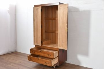 和製ビンテージ　専門店にてリペア済　前面桐材　透かしの金具がアクセント!和の美を纏うワードローブ(R-084691)