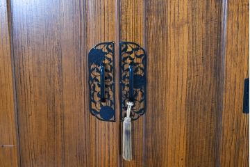 和製ビンテージ　専門店にてリペア済　前面桐材　透かしの金具がアクセント!和の美を纏うワードローブ(R-084691)