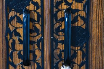 和製ビンテージ　専門店にてリペア済　前面桐材　透かしの金具がアクセント!和の美を纏うワードローブ(R-084691)