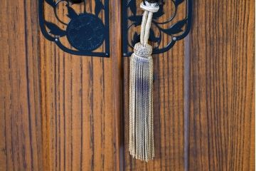 和製ビンテージ　専門店にてリペア済　前面桐材　透かしの金具がアクセント!和の美を纏うワードローブ(R-084691)
