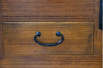 和製ビンテージ　専門店にてリペア済　前面桐材　透かしの金具がアクセント!和の美を纏うワードローブ(R-084691)