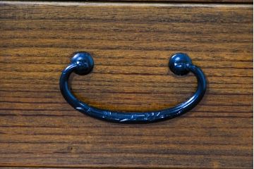 和製ビンテージ　専門店にてリペア済　前面桐材　透かしの金具がアクセント!和の美を纏うワードローブ(R-084691)
