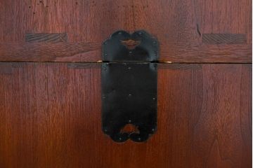和製ビンテージ　専門店にてリペア済　前面桐材　透かしの金具がアクセント!和の美を纏うワードローブ(R-084691)