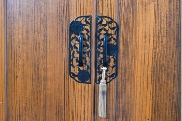 和製ビンテージ　専門店にてリペア済　前面桐材　透かしの金具がアクセント!和の美を纏うワードローブ(R-084692)
