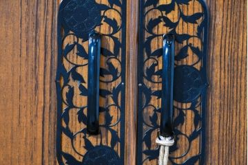和製ビンテージ　専門店にてリペア済　前面桐材　透かしの金具がアクセント!和の美を纏うワードローブ(R-084692)