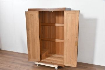 和製ビンテージ　専門店にてリペア済　前面桐材　透かしの金具がアクセント!和の美を纏うワードローブ(R-084692)